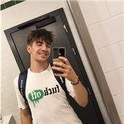 Estudiante de segundo de bachillerato ofreciendo clases particulares de diversas materias a los más jóvenes.